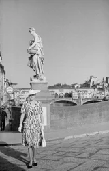Modell poserer på Santa Trinita-broen i Firenze under en fotografering, 2.-3. juni 1941