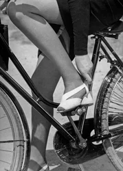 På sykkel, ca. 1941 (s/h-foto)