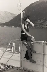 Portrett av en kvinne om bord på et cruiseskip, fra albumet «Korfu, Athen og Kotorbukta»
