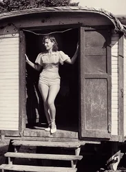 Ung kvinne på en sirkusvogn, ca. 1960 (s/h-foto)