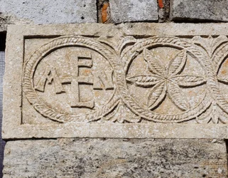 Detalj av den vestlige fasaden til kirken Santa Maria de Lara, Quintanilla de las Vinas, Spania, 700-tallet e.Kr. (steinrelieff)
