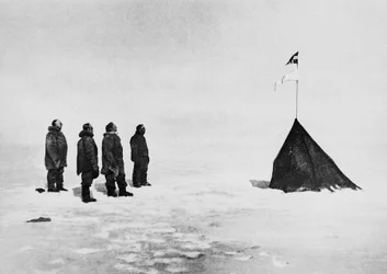 Roald Amundsen, Helmer Hanssen, Sverre Hassel og Oscar Wisting foran teltet som ble reist på Sydpolen, 16. desember