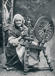 En gammel irsk kvinne ved sitt spinnehjul, 1912