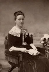 ""Millicent Fawcett (født Garrett - 1947-1929) engelsk feminist, i 50 år leder av bevegelsen for kvinners stemmerett. Søster til pioneren kvinnelegen Elizabeth Garrett Anderson; kone til Henry Fawcett, den blinde radikale politikeren (woodburytyp
