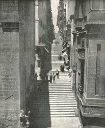 En bratt gate i Valletta, Malta, 1895.