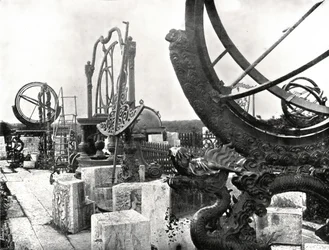 Noen instrumenter på toppen av observatoriet, Pekin, Kina, 1895.