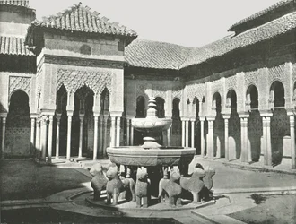 The Court of the Lions, Alhambra, Granada, Spania, 1895.