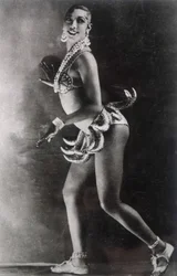 Josephine Baker kledd med et belte av bananer. Fotografert av Lucien Walery (1863-1935).
