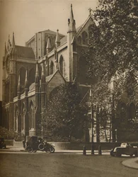 Bloomsbury Cathedral: Den katolske apostoliske kirke på Gordon Square, c1935.