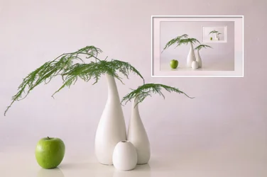 Minimalistisk stilleben med grønt eple