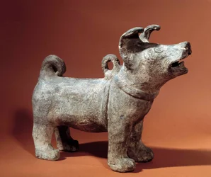 Kinesisk kunst: molosse med sele. Terracotta begravelsesstatuett fra Han-perioden (206 f.Kr.-220 e.Kr.). Musee Cernuschi, Paris