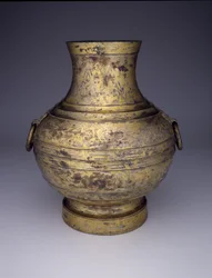 Oppbevaringskar (Hu eller Zhong) med sammenflettede drager og stiliserte skyer (bronse med innskåret dekorasjon og gull- og sølvamalgam)