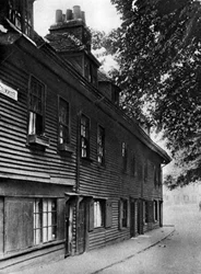 Et gammelt trehus i Collingwood Street, London, 1926-1927.