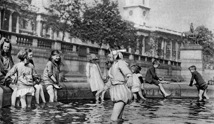 Barn som padler i fontenene på Trafalgar Square, London, 1926-1927