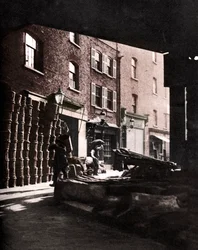 Fruktkurver stablet mot hus på Borough Market, London, 1926-1927