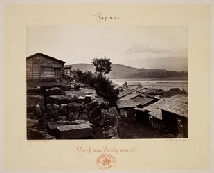 Fusiyama. Hus og Mount Fuji i bakgrunnen.