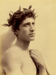 Studie av en gutt som bærer en krans, Sicilia, C.1898 (sepia-bilde)