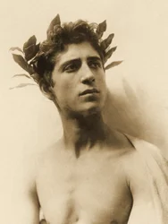 Studie av en gutt som bærer en krans, Sicilia, C.1898 (sepia-bilde)