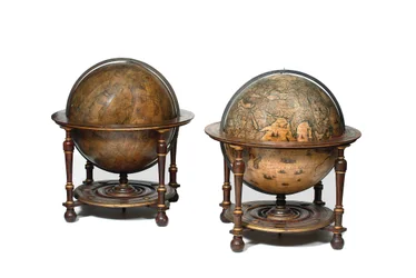Store par bibliotekkloder, den jordiske 1645/48, den himmelske etter ca. 1630 (gips, tre og gravert papir)