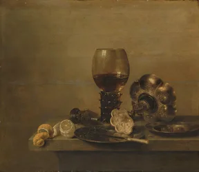 Stilleben med et knust glass