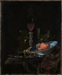 Vinglass og en skål med frukt