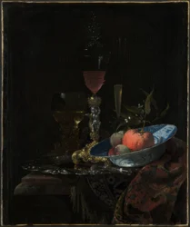 Vinglass og en skål med frukt