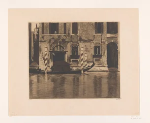 Fortøyd gondol med overbygning i en kanal i Venezia - Gondol med overbygning i Canal Grande, Venezia (originaltittel)