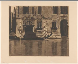 Gondol med bygging i Canal Grande i Venezia