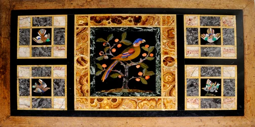 Detalj av et bord med marmorplate (eik og marmor)
