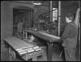 Kanttre beregnet for bruk i skrinproduksjon, Oneida, New York, 3. april 1916