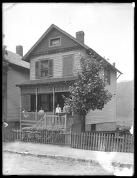 Fire barn poserer på verandaen til et hus ved en elv eller innsjø, Inwood, New York, ca. 1910.