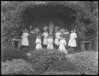 Avgangsklasse av jenter fra det romersk-katolske foreldreløse asylet stilte foran grotten med vitnemålene sine, 1912