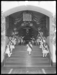 En gruppe småjenter poserte på «trappen til kapellet», sannsynligvis det romersk-katolske orphan asylum, Kingsbridge, Bronx, ca. 1911