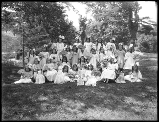 Gruppeportrett av uidentifiserte små jenter, sannsynligvis det romersk-katolske orphan asylum, Kingsbridge, Bronx, ca. 1910