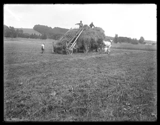 Høyvogn, gårdsarbeidere og barn, viser apparater for å løfte høyet, McCready Farm, Crawford County, Pennsylvania, ca. 1913