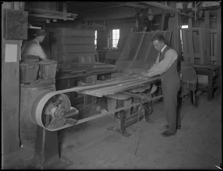 Sliping av lister beregnet på treskrin, Oneida, New York, 3. april 1916