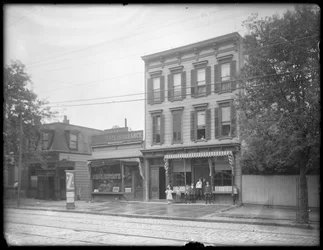 Syv barn poserer foran en uidentifisert gren av Queens Borough Public Library, New York, ca. 1910