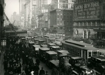 Times Square, overfylt med biler, busser og mennesker, ca. 1917