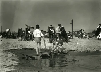 To barn leker med trerester på grunne, Coney Island, ca. 1910-21