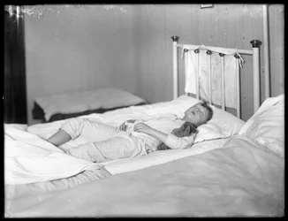 William Gray Hassler sover med bamsen sin, ca. 1913