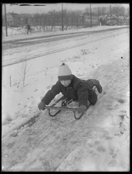 William Gray Hassler med sin nye slede, ca. 1912