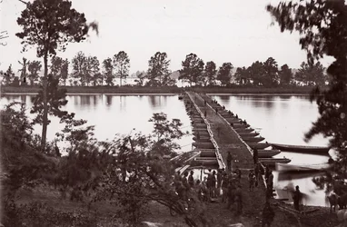 Pontongbro over James River, ca. 1864.