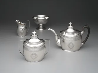 Tekanne, fløtekanne, avfallsskål og sukkerskål, ca. 1795 (sølv og løvtre)