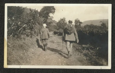 Ralph Vaughan Williams og Gustav Holst går i Malvern Hills, september 1921 (s/hv-bilde)