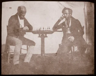 Nicolaas Henneman vurderer sitt trekk i et parti sjakk, september 1841 (saltpapirtrykk fra kalorinegativ)