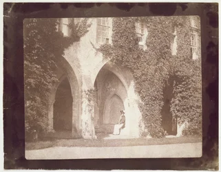 Reverend Calvert Jones sittende i klostergangene i Laycock Abbey, ca. 1847