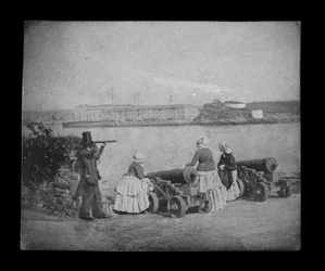 Royal William Victualling Yard, Plymouth, fra Mount Edgecombe. Invertert digital fil for å lage et svart-hvitt-positiv.