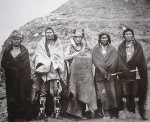 Pawnee-folk foran en tribal jordhytte, ca. 1869 (s/hvitt-bilde)