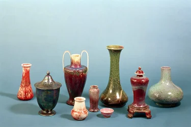 Gruppe av keramikkvaser og skåler laget på Ruskin Pottery, 1898-1935 (lertøy)