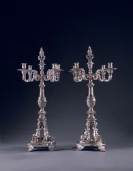 Et par svært viktige tyske fire-lys kandelaber, bestilt for George II, laget av Balthasar Friedrich Behrens, Hannover, 1736-37
